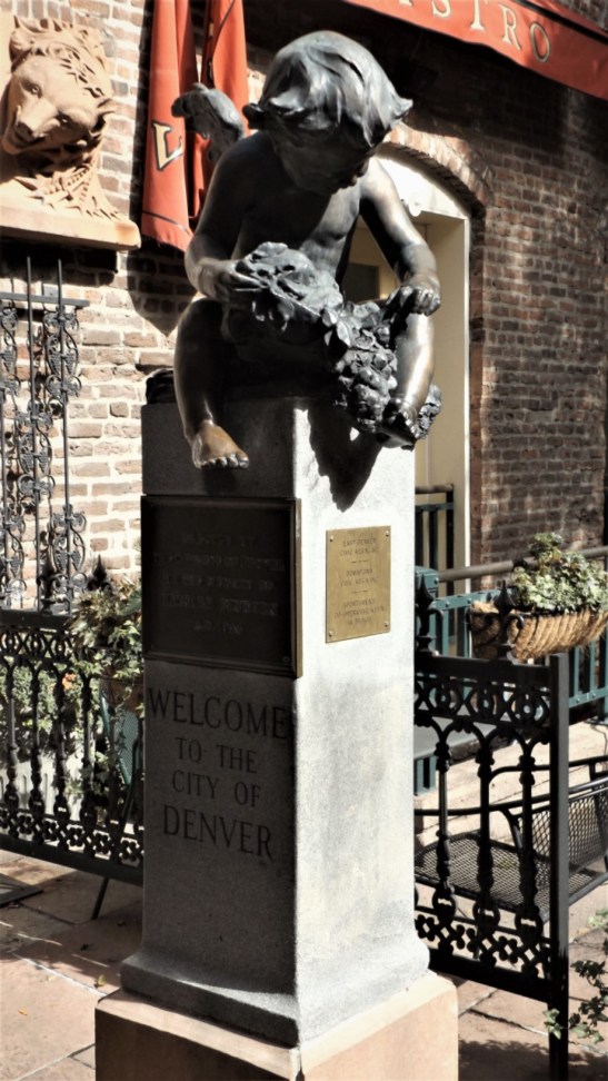 statue